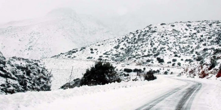 Στην «κατάψυξη» η χώρα – Οικογένεια εγκλωβίστηκε στην Κρήτη λόγω χιονιού